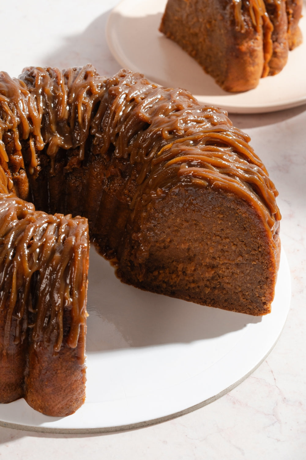 Budín de camote partido sobre un plato.