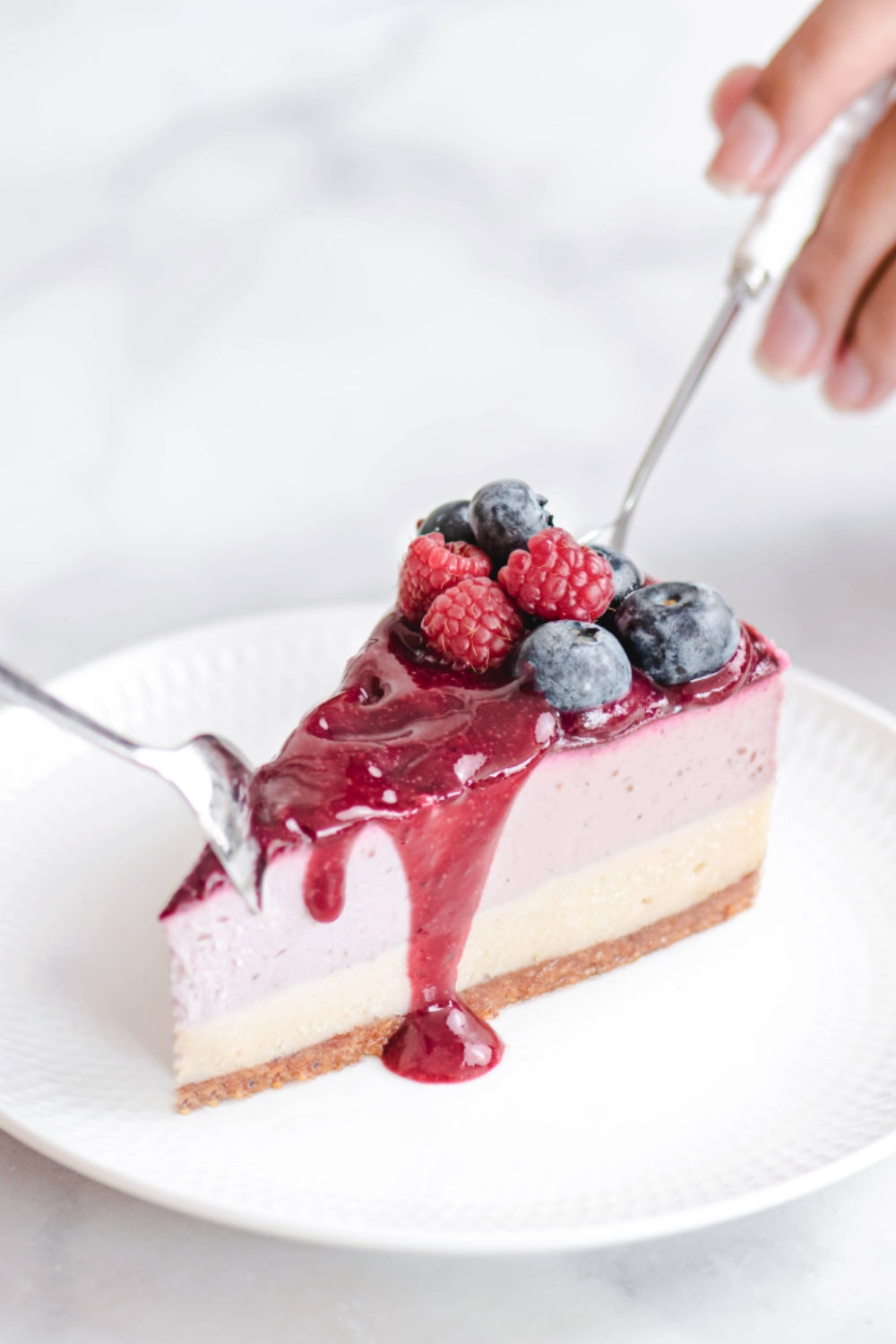 Pedazo de cheesecake crudivegano sobre un plato. 