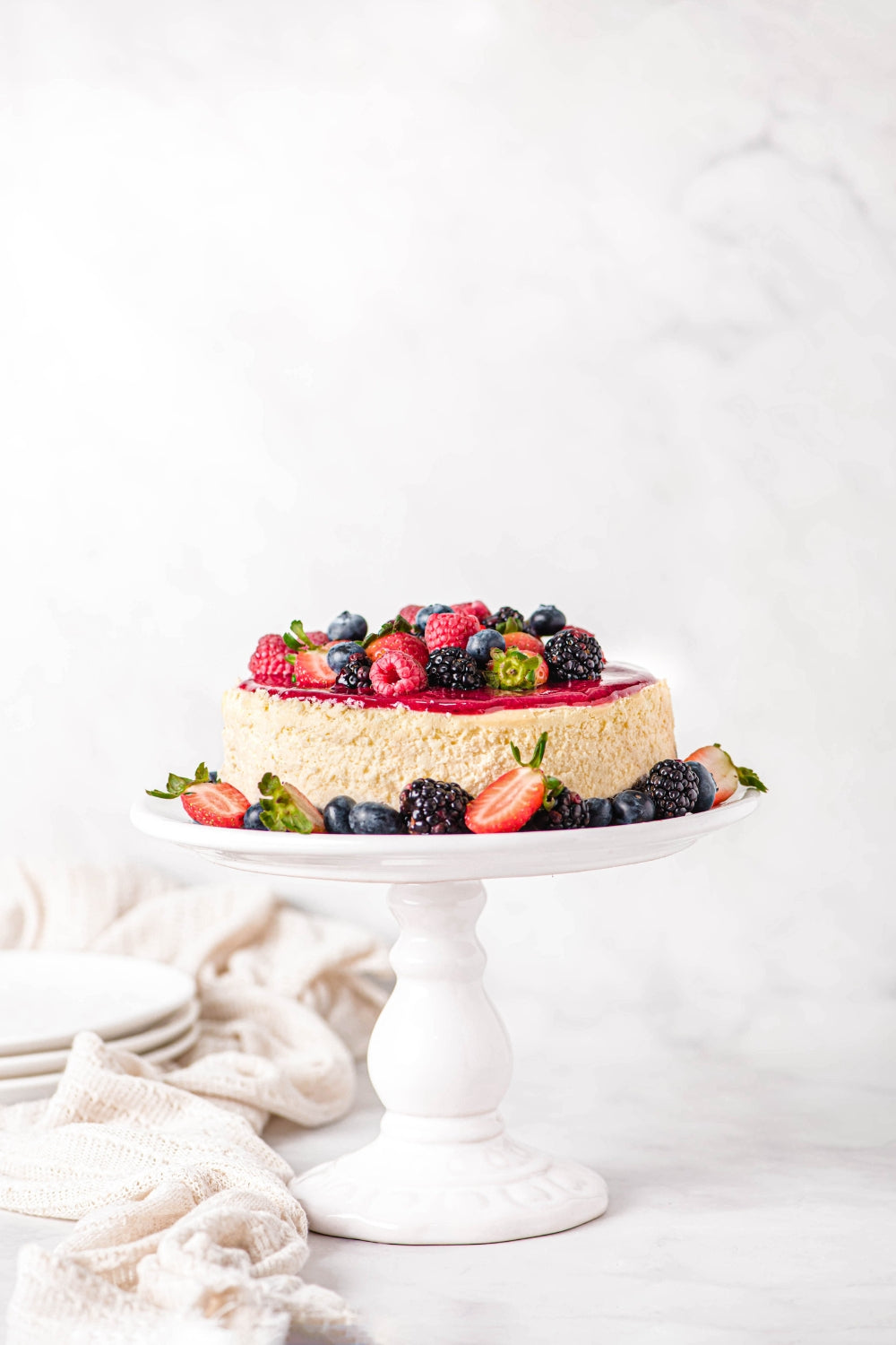 Cheesecake de frutos rojos sobre un parante.