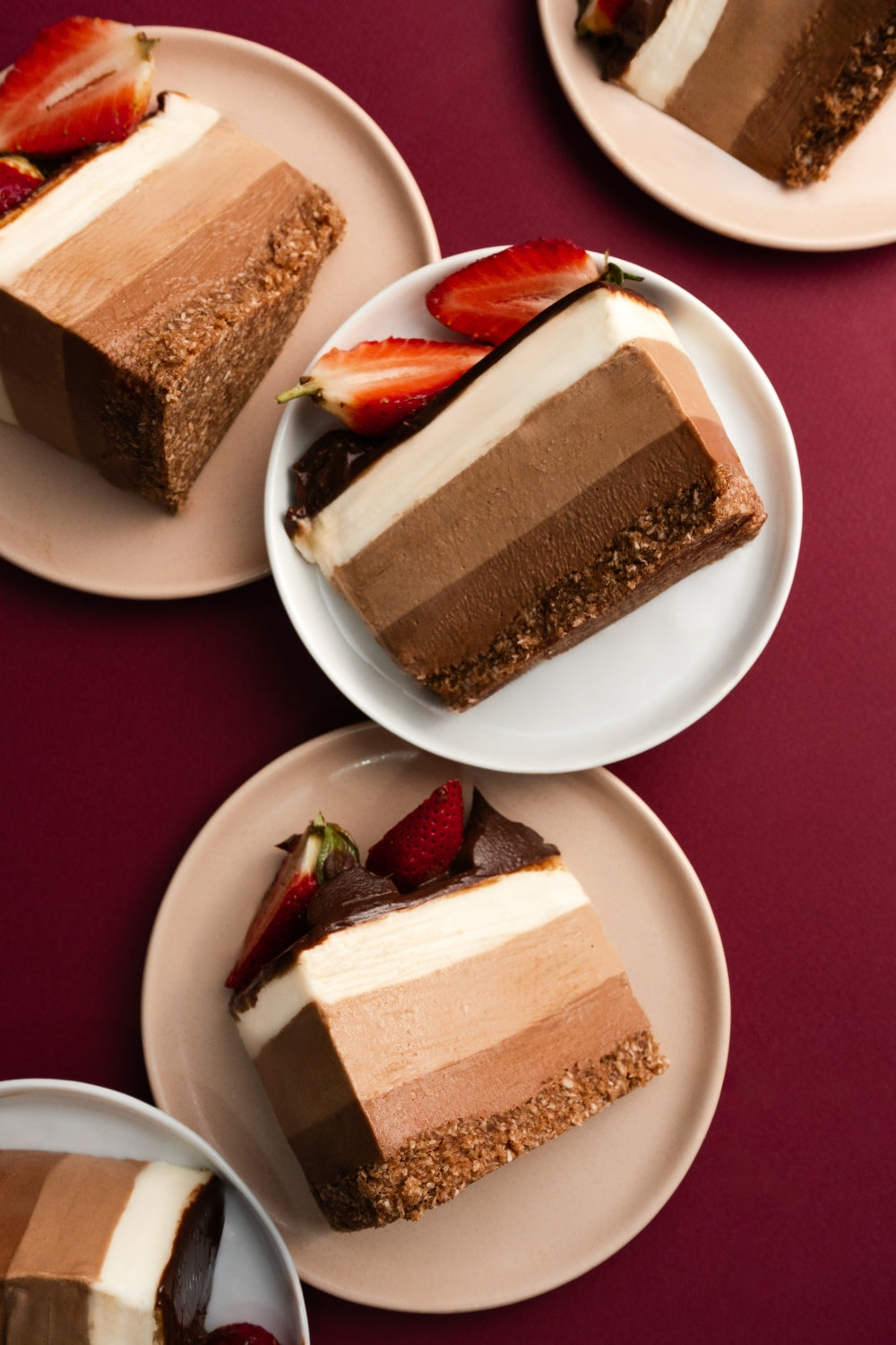 Trozos de cheesecake de  triple chocolate. 