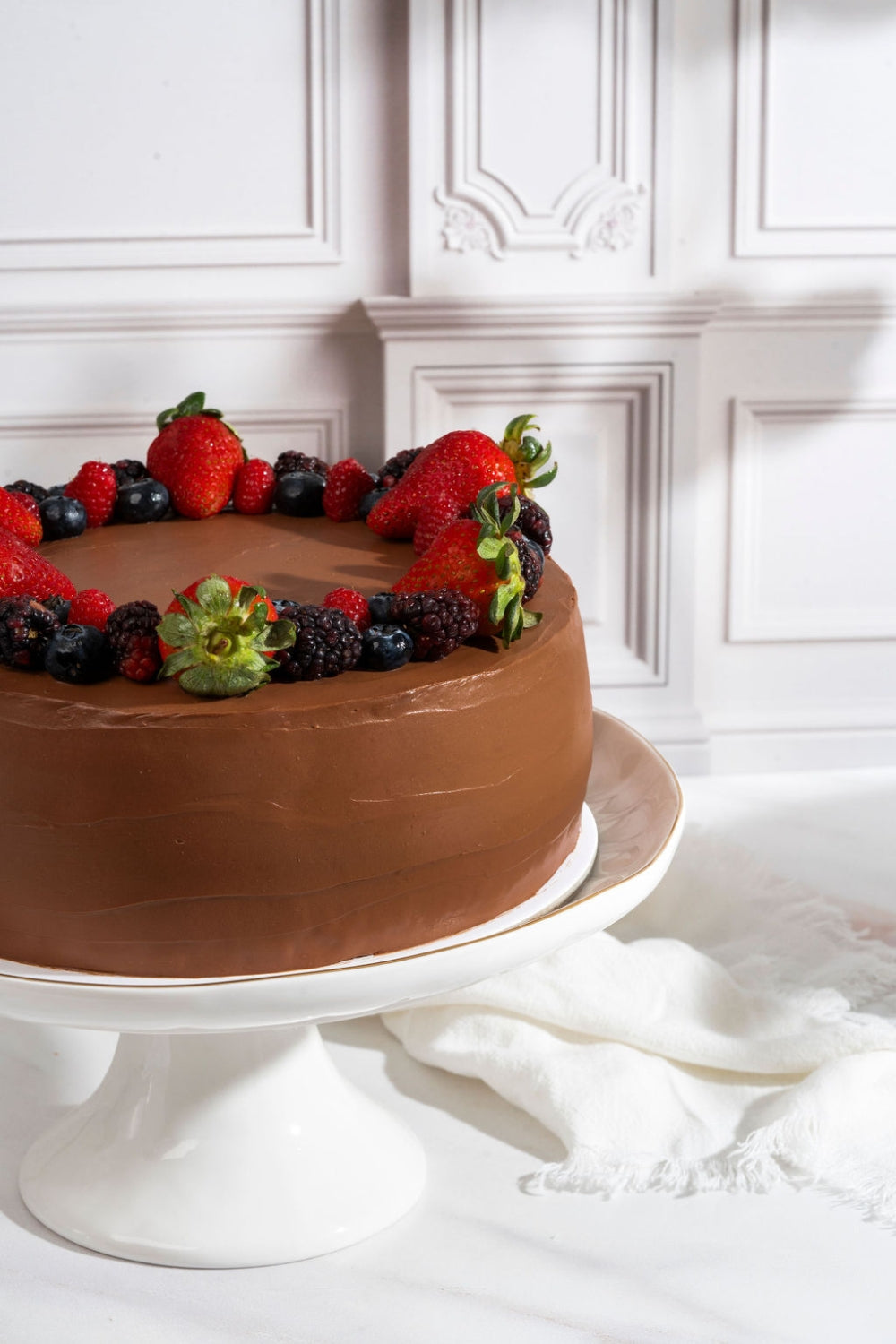 Una torta de chocolate sobre un parante.