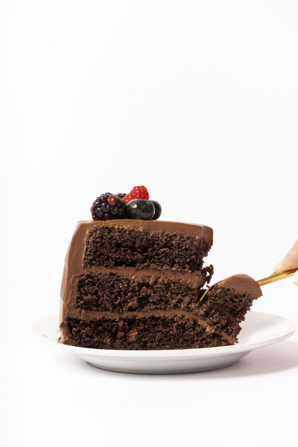 Un trozo de torta de chocolate sobre un plato.