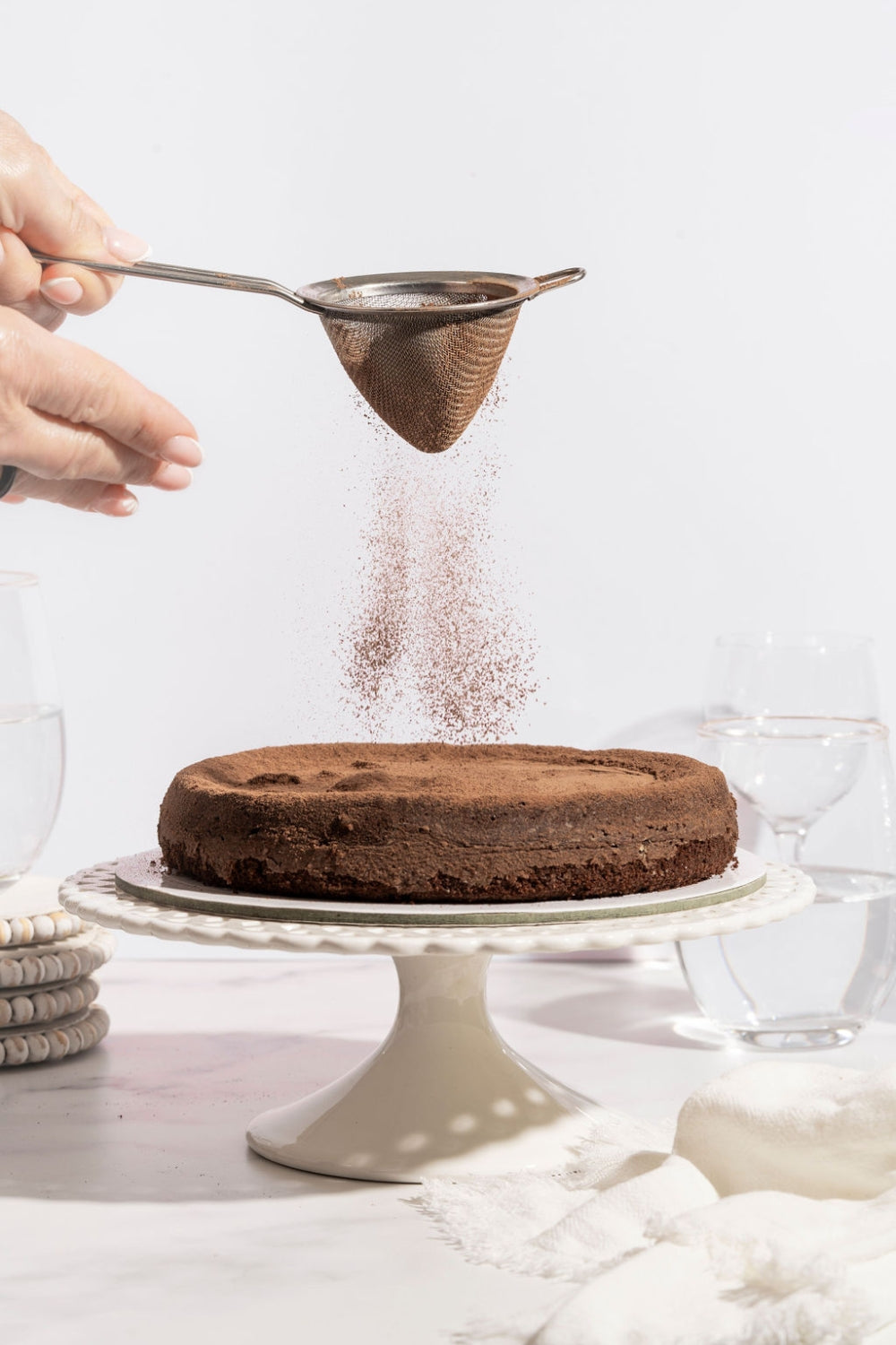 Una torta trufada de cacao sobre un parante.