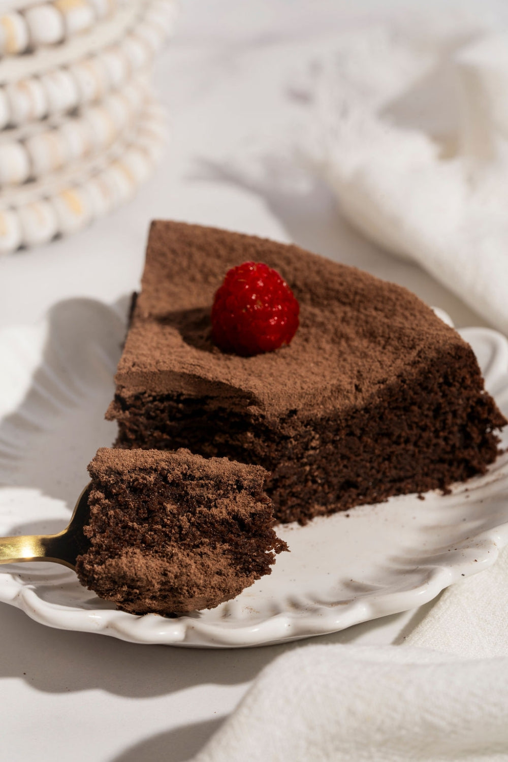 Una trozo de torta trufada de cacao sobre un plato.