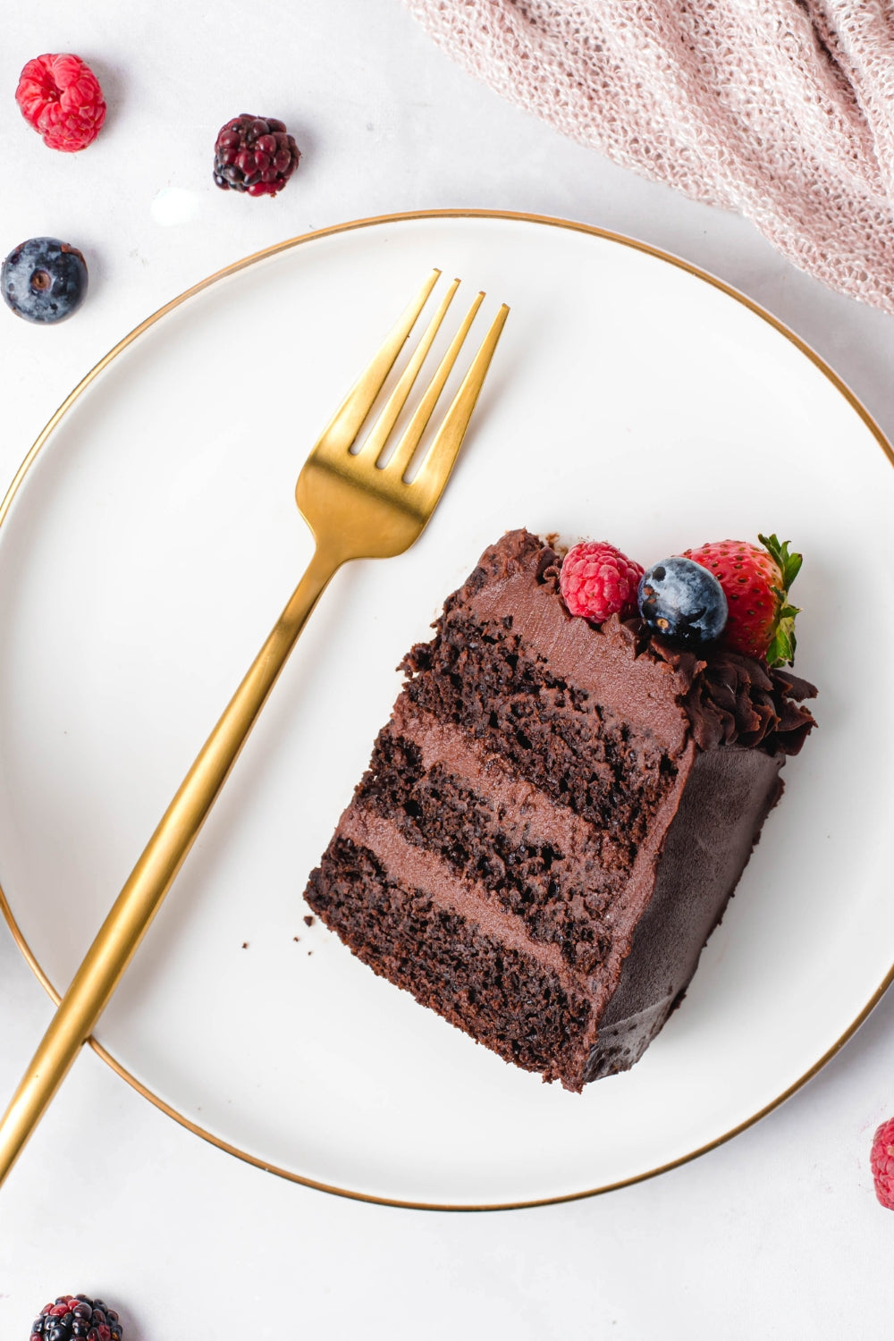 Trozo de torta de chocolate sobre un plato. 