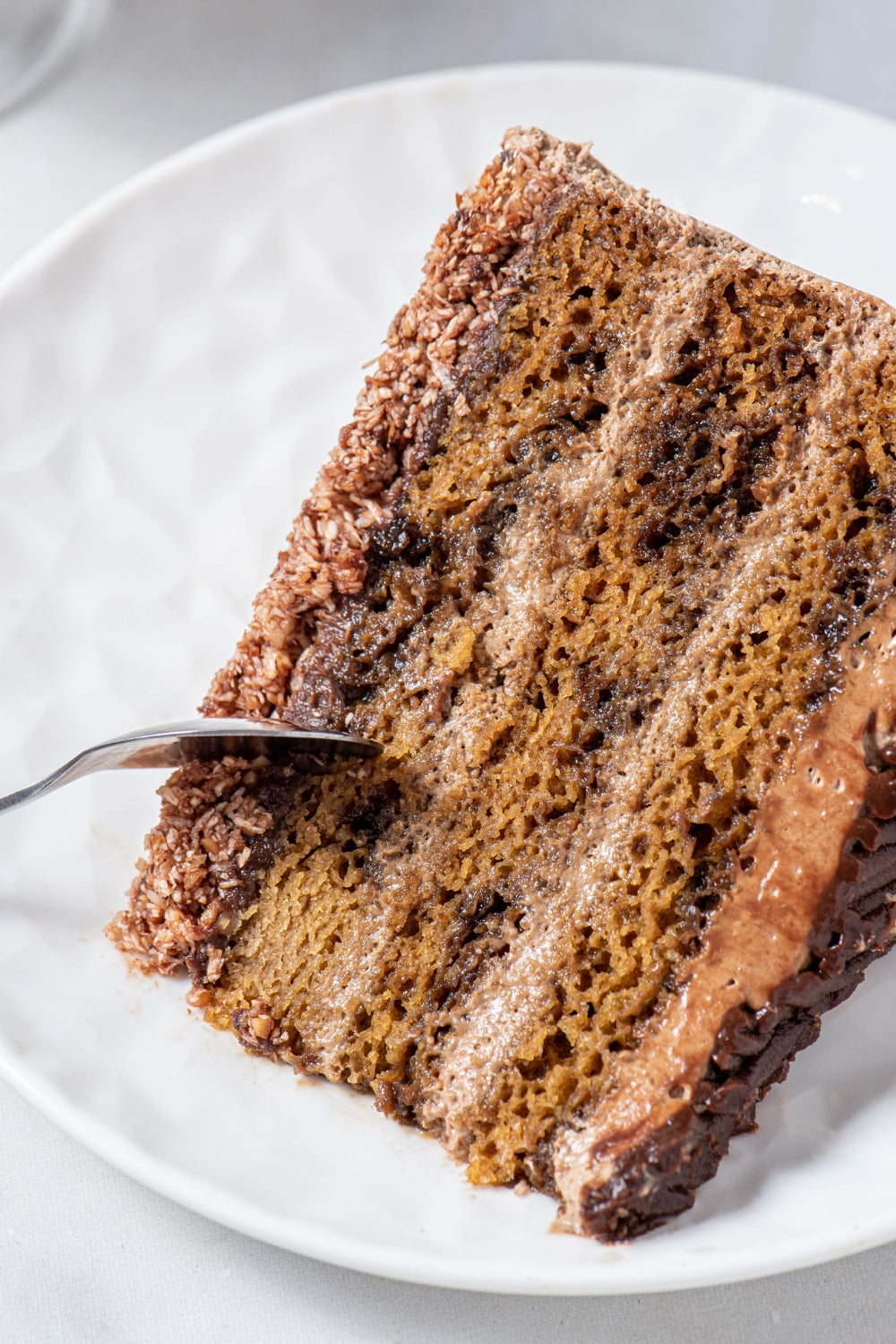 Trozo de torta de moka sobre un plato. 