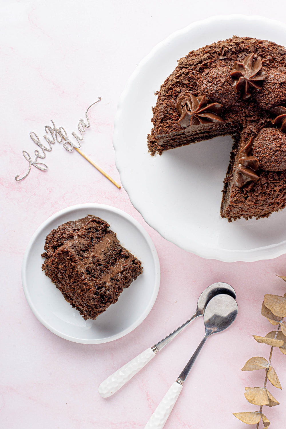 Trozo de torta de chocolate sobre un plato. 