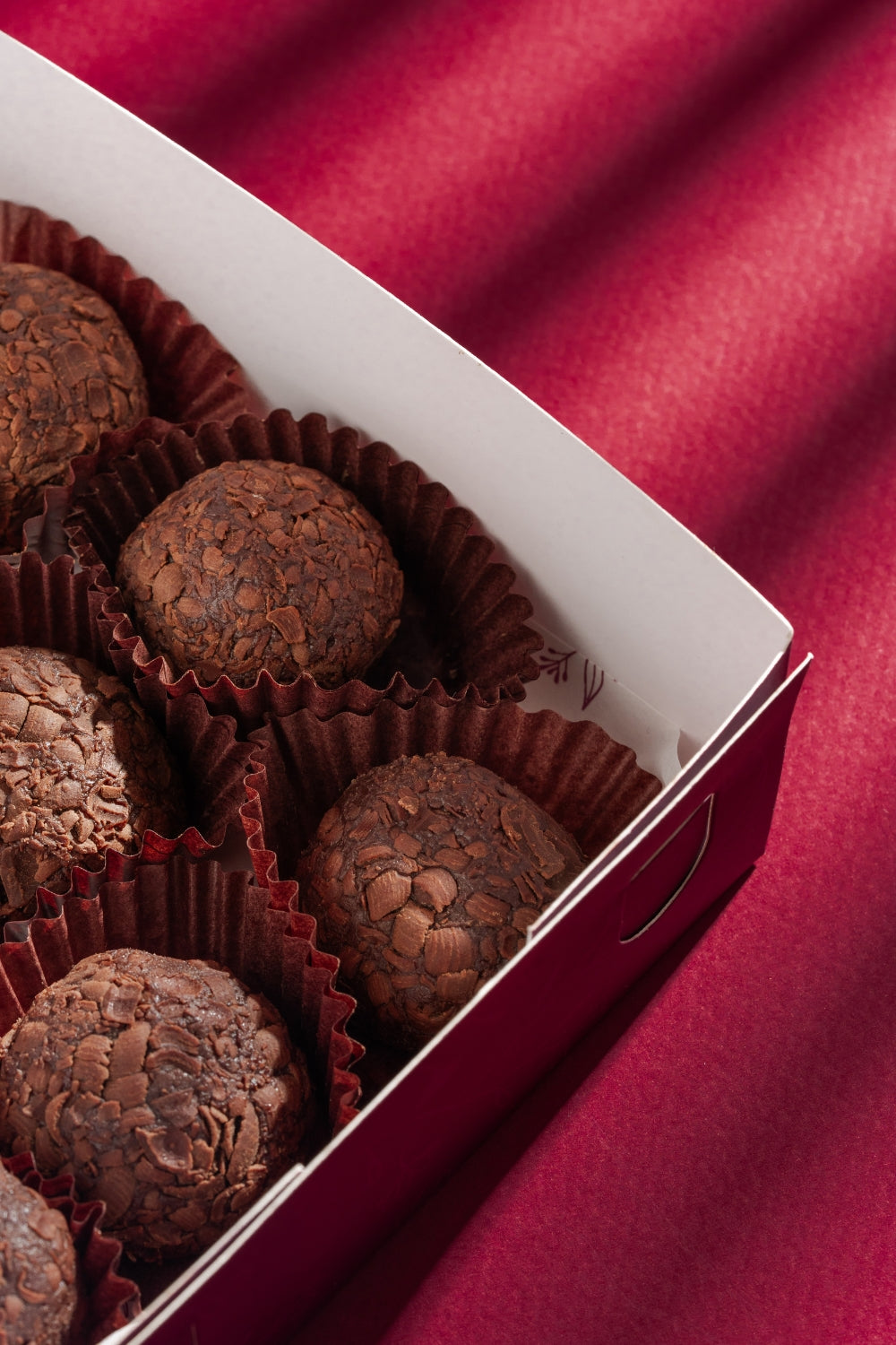 Trufas de chocolate dentro de una caja.