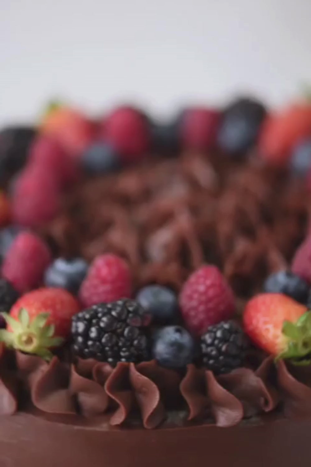 Escenas de la preparación de una torta de chocolate. 